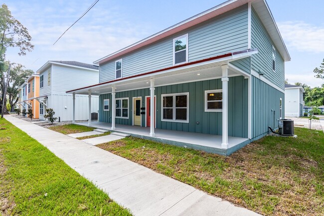 Building Photo - Luxury Townhome Living for UF Students