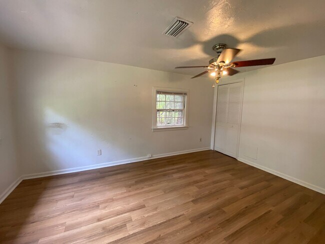 Building Photo - Comfortable 3BR Home Minutes from UF and Midtown