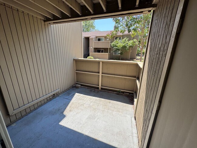 Building Photo - Available now! Studio apartment!