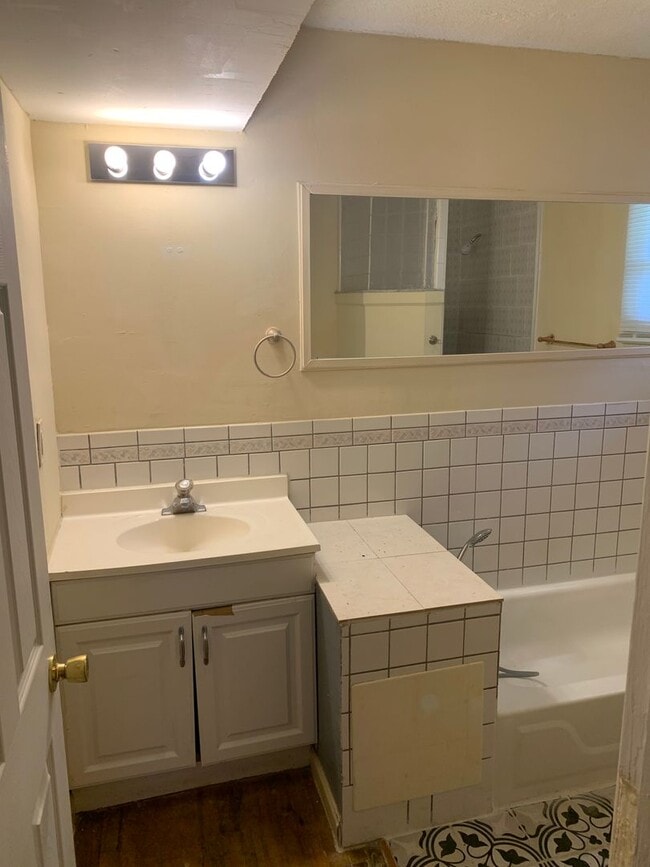 Building Photo - House with big yard close to airport