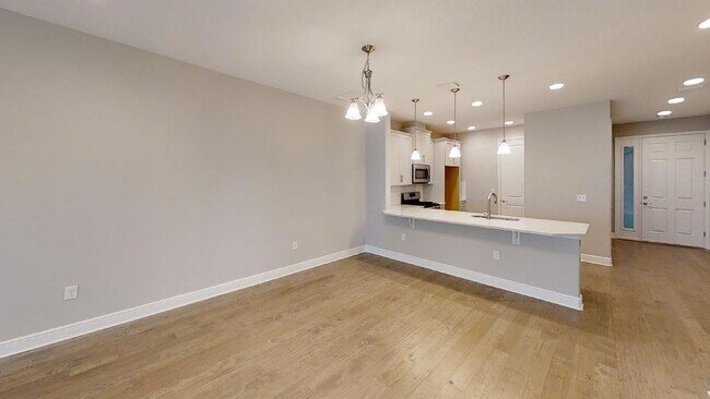 Building Photo - 3 bedroom Loren Cove Unit with Access to Addison Village Amenities!!
