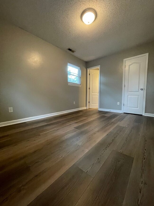 Building Photo - Inviting on Ivey!