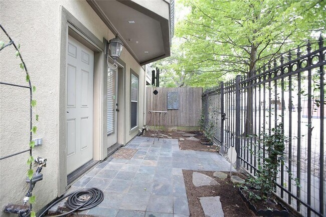 Building Photo - 426 Fowler St