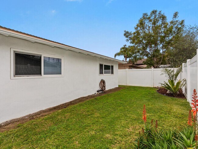 Building Photo - Oceanside Beach-Close 3BD/2BA Home with Easy Freeway Access