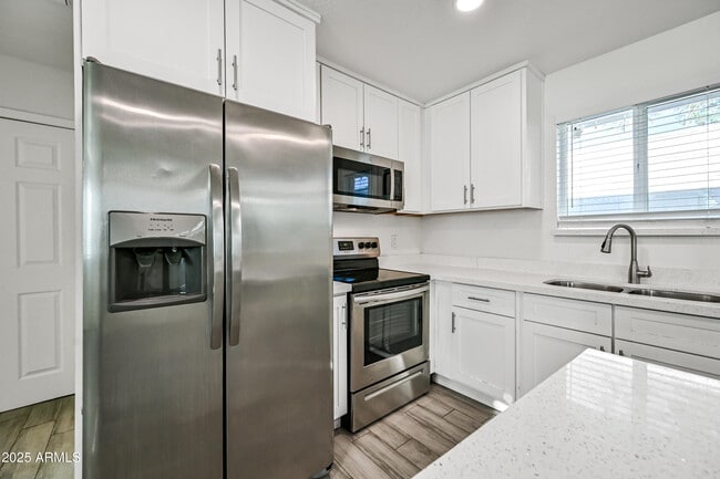 Building Photo - 1310 W Cochise Dr