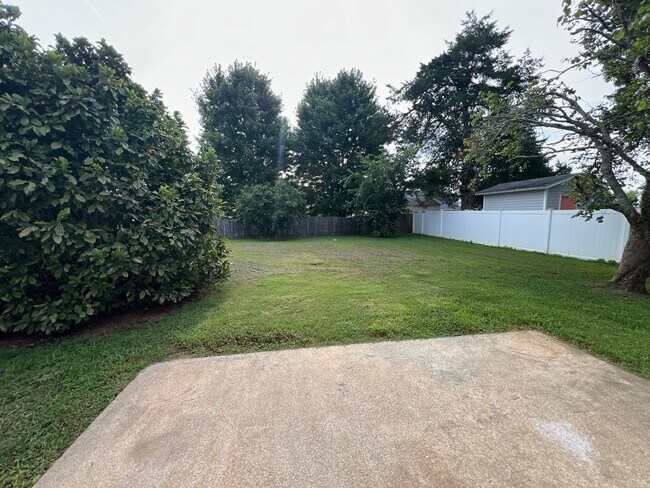 Building Photo - Spacious 4 Bedroom 2.5 Bath Available Now!