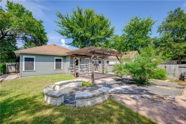 Building Photo - 1105 Clermont Ave