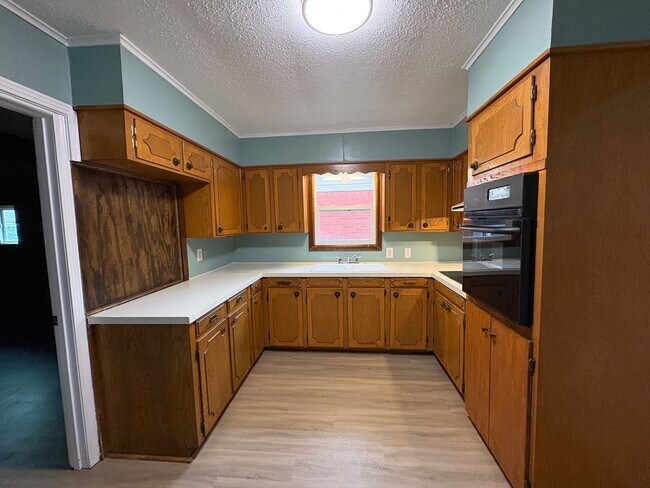 Building Photo - Beautiful 3 bedroom/1 bath home with Fireplace and Central HVAC!