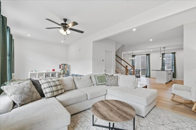 Building Photo - Beautifully UPDATE Townhome FOR LEASE