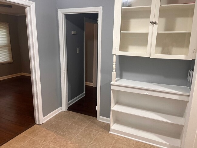 Building Photo - QUAINT 2 BEDROOM MINUTES FROM DOWNTOWN RALEIGH!