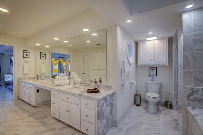 Building Photo - 8402 Columbia Dr