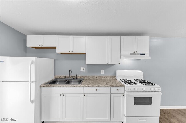 Building Photo - 1041 W 10th St