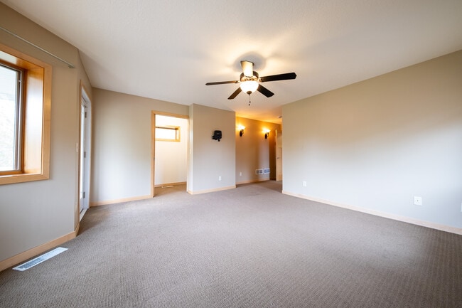 Building Photo - 852 W Berwood Ave