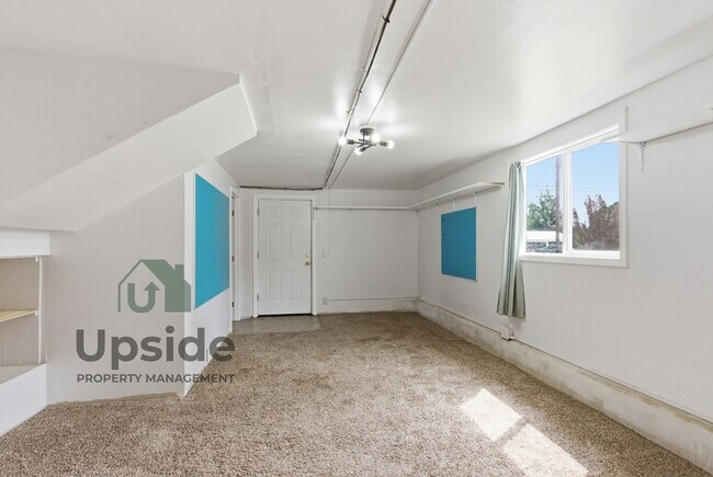 Building Photo - 8719 E Valleyway Ave