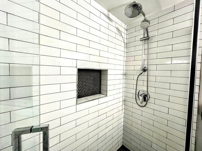 Building Photo - 2660 NE 8th Ave