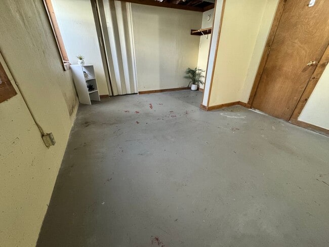 Building Photo - 2 bed, 1 bath home for rent in Readlyn, available immediately