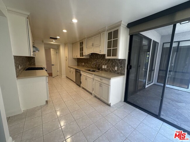 Building Photo - 324 N Palm Dr