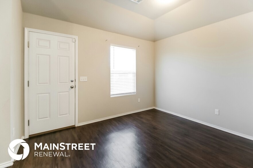 Building Photo - 1800 Sloane Dr