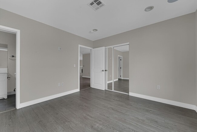 Building Photo - 7237 Tujunga Ave