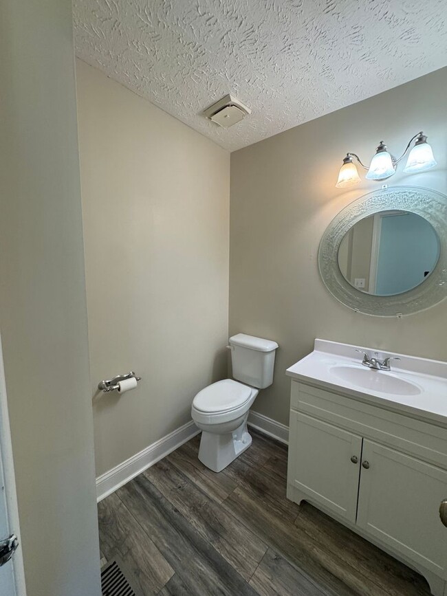 Building Photo - Charming 3 Bed 2.5 Bath Fayetteville Home