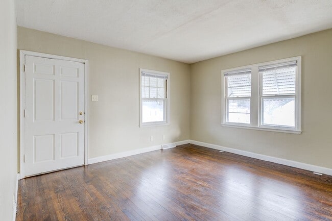 Building Photo - Cute 2 bedroom single family house in Bel-nor with attached garage.