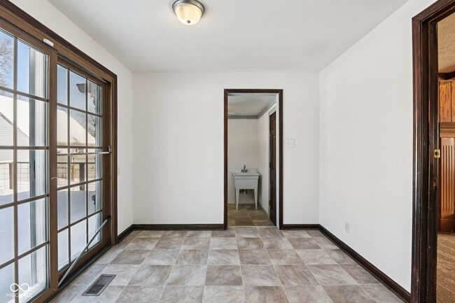 Building Photo - 218 W Main St