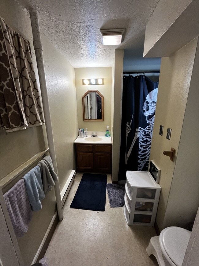 Building Photo - Nice 4 Bed 1 Bath close to UWEC and Water St! Available June 1st