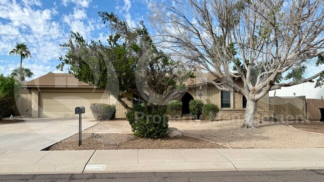 Building Photo - 2502 E Sahuaro Dr