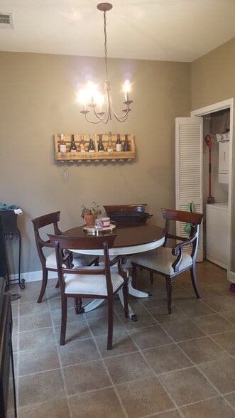 Dining area with Washer/Dryer closet - 2015B Beech Avenue