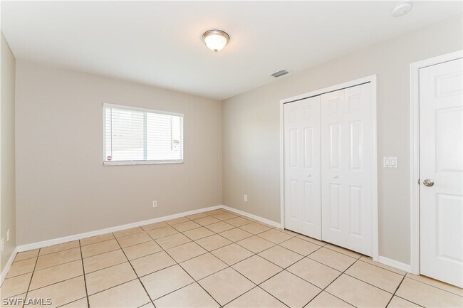 Building Photo - 406 SE 8th St