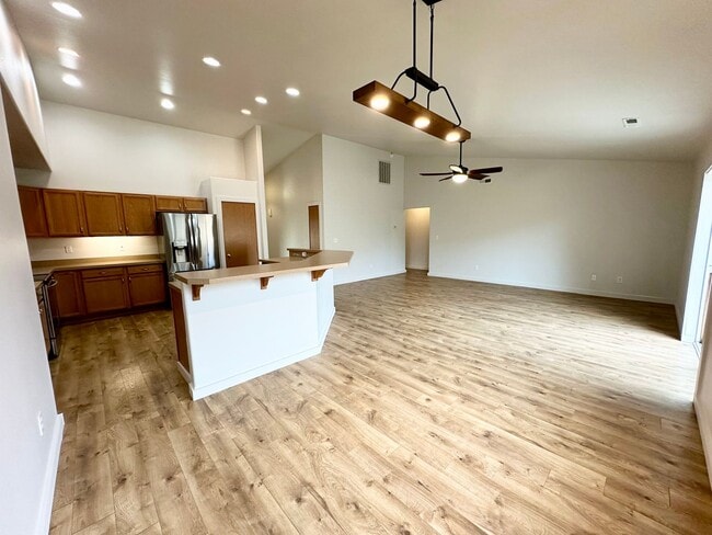 Building Photo - Charming 3 Bedroom Home