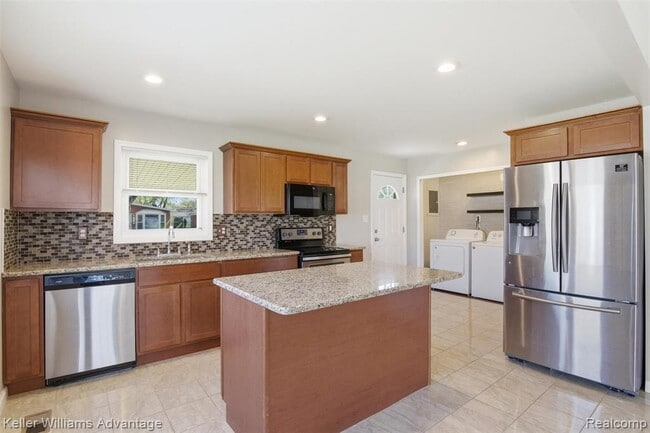 Building Photo - 7435 Lathers St