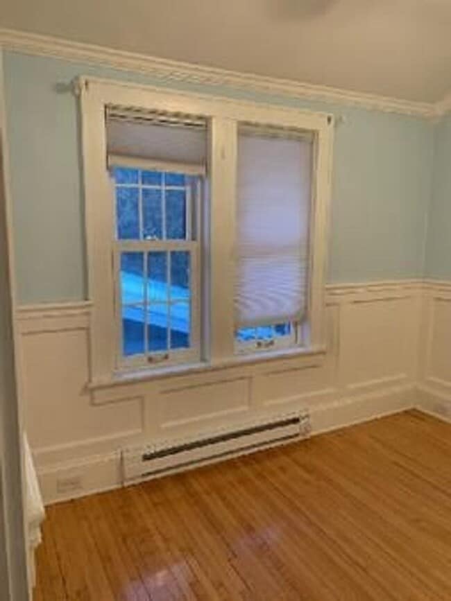 Building Photo - AVAILABLE AUGUST -  3 BED 2 BATH