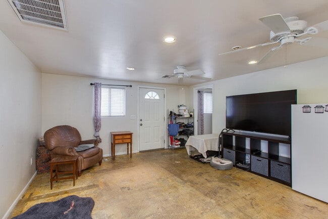 Building Photo - 510 E Belmont Ave