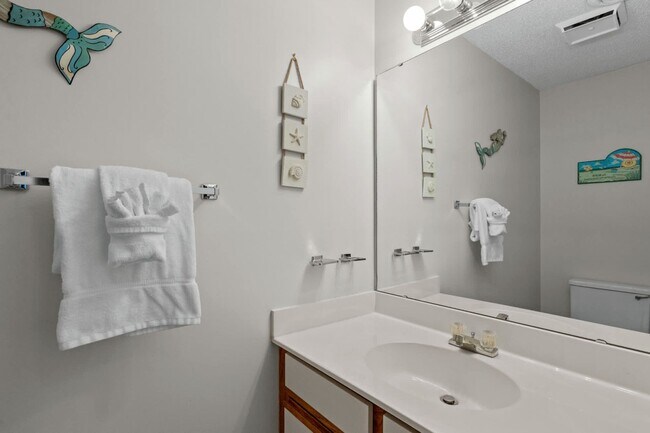 Building Photo - ***Seasonal rental with all utilities available September 10, 2025-March 31, 2026***