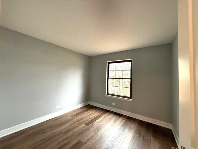 Building Photo - 1221 Sandhurst Ct