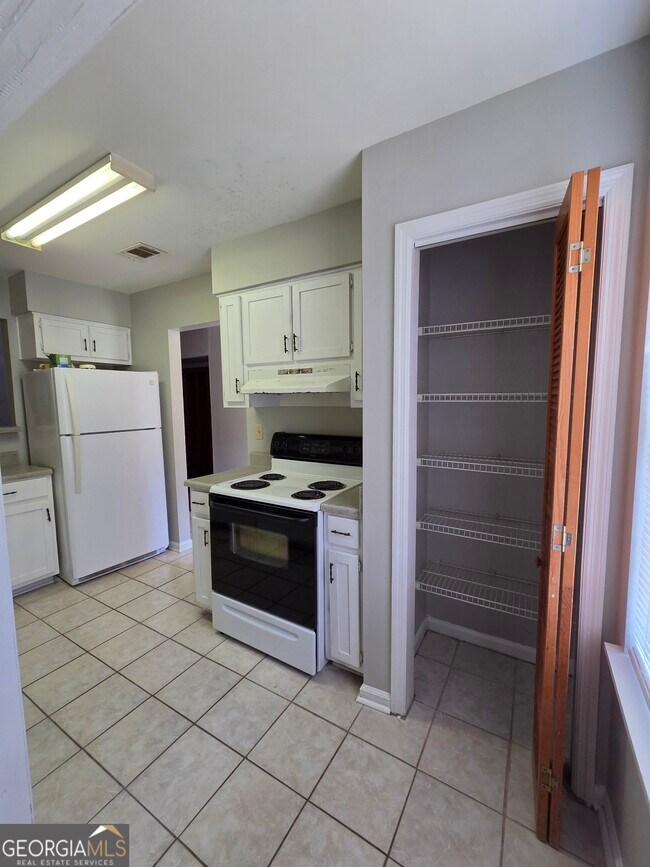 Building Photo - 425 Admiral's Walk Dr