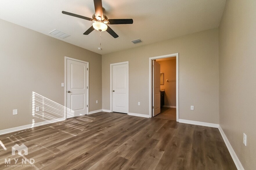 Building Photo - 11161 Leland Groves Dr