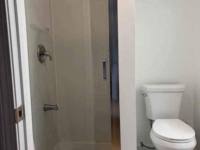 Building Photo - Beautifully remodeled 3 bedroom, 3.5 bathr...