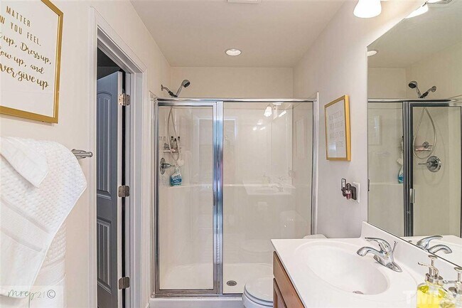 Building Photo - Room in 4 Bedroom Home at Bluegrove Rd