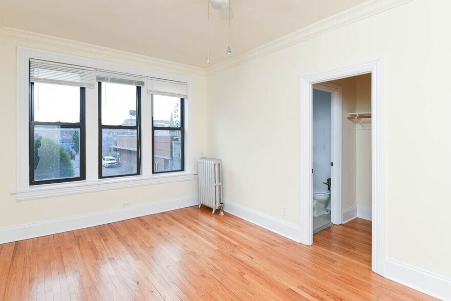Building Photo - 2704 N Sawyer Ave