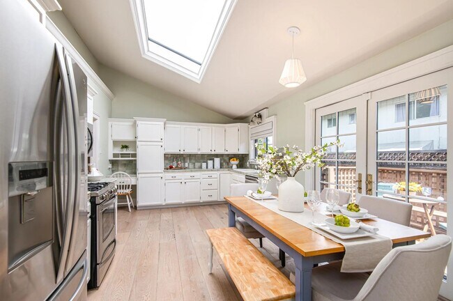 Building Photo - Updated 3BD/2BA Menlo Park Home with French Oak Floors + Bonus Room