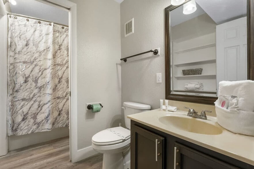 Building Photo - 8743 Thomas Dr