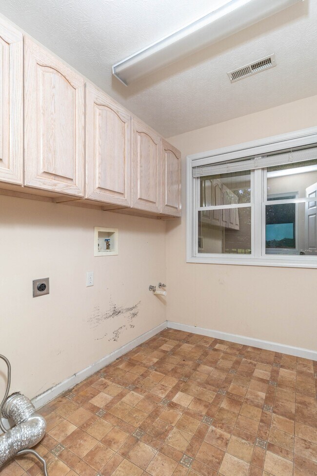 Building Photo - 2084 Allenridge Dr