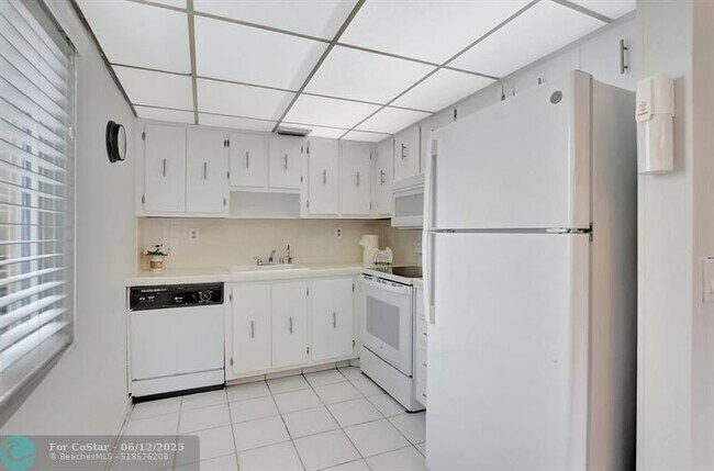 Building Photo - 204 Burgundy E