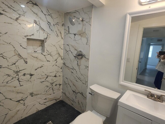 Building Photo - 1754 NE 48th Ct
