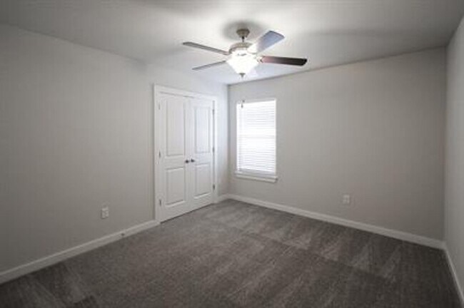 Building Photo - Come check out this Riverwood home in Lowell!