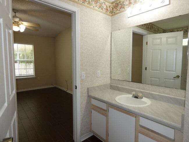 Building Photo - Adorable 2 Bedroom Convenient To Everything