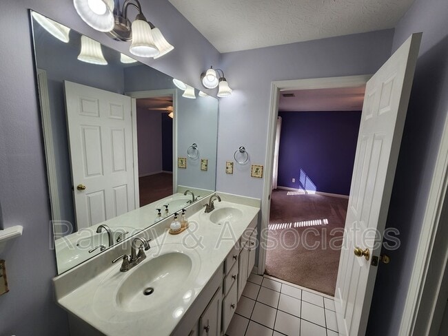 Building Photo - 10828 Glenway Pl