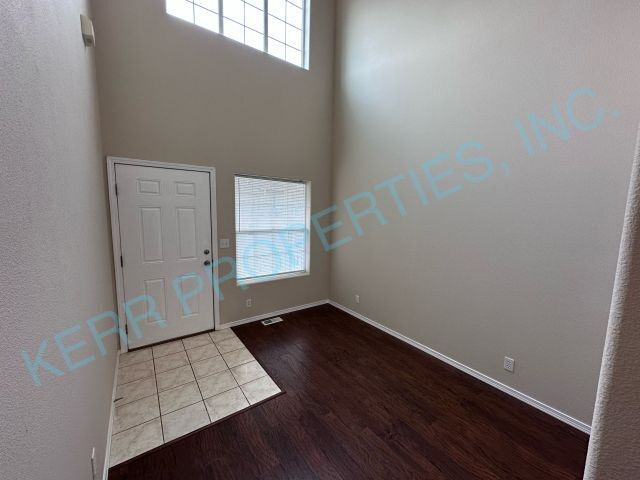 Building Photo - Spacious 4-Bed Home with 2.5 Baths in Troutdale – Your Perfect Retreat Awaits!